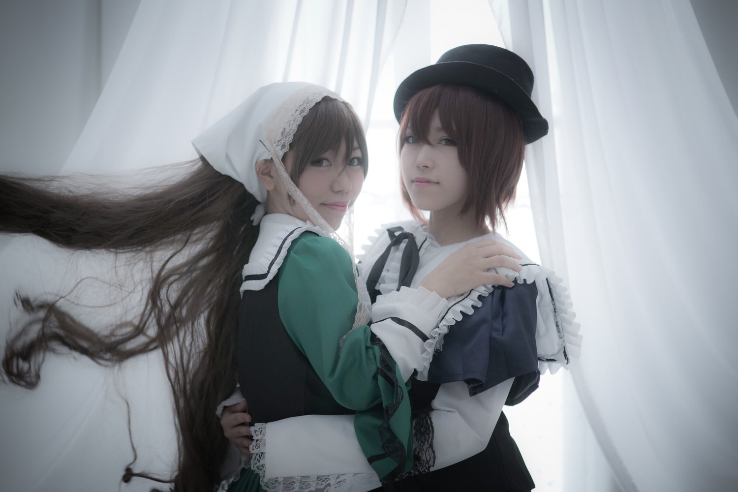 2girls brown_hair curtains dress green_dress hat long_hair long_sleeves multiple_cosplay multiple_girls realistic ribbon siblings sisters suiseiseki tagme very_long_hair window