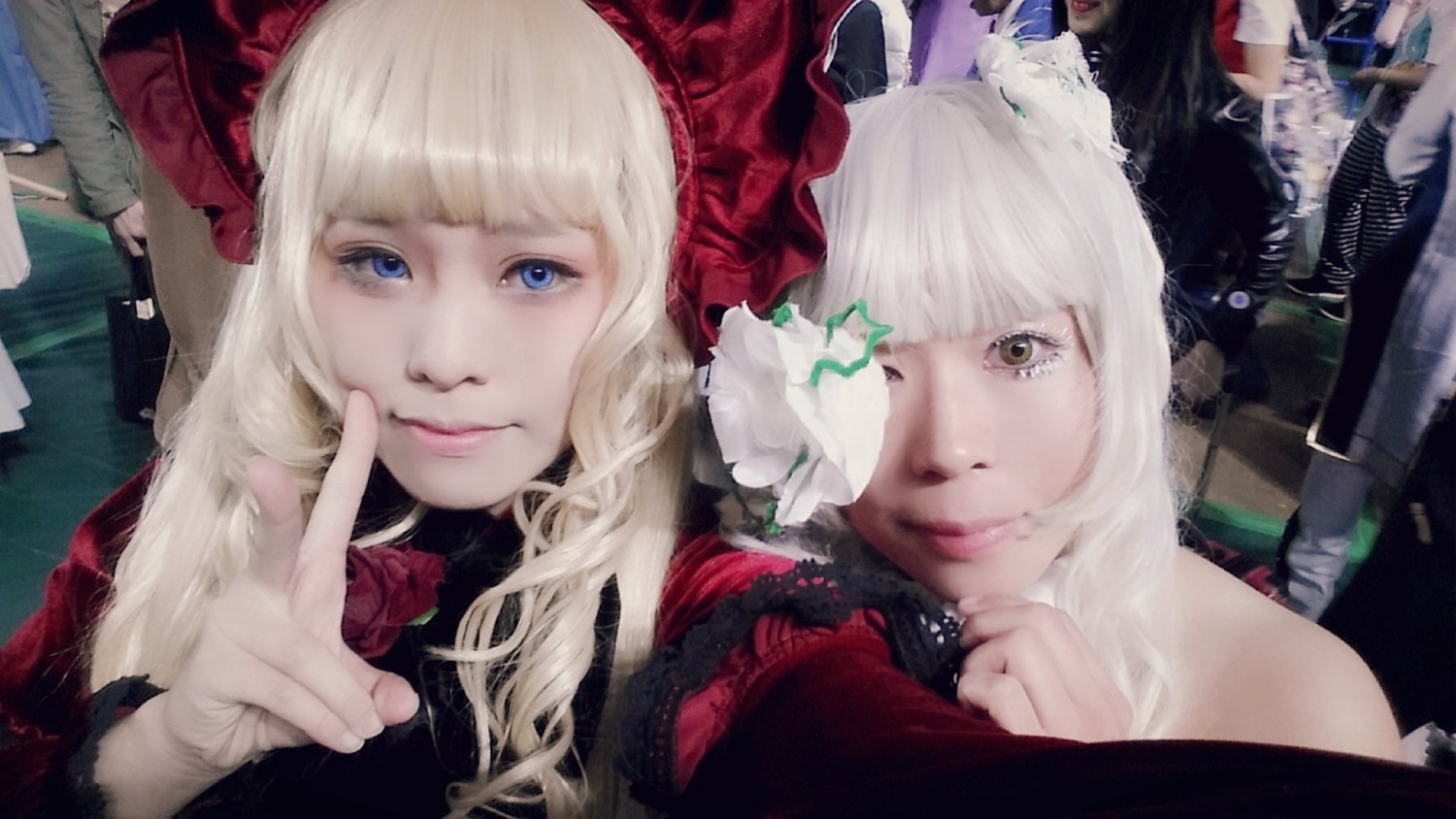 2girls bangs blonde_hair blue_eyes blunt_bangs bonnet flower hair_ornament hat lips long_hair looking_at_viewer multiple_cosplay multiple_girls rose smile tagme white_hair