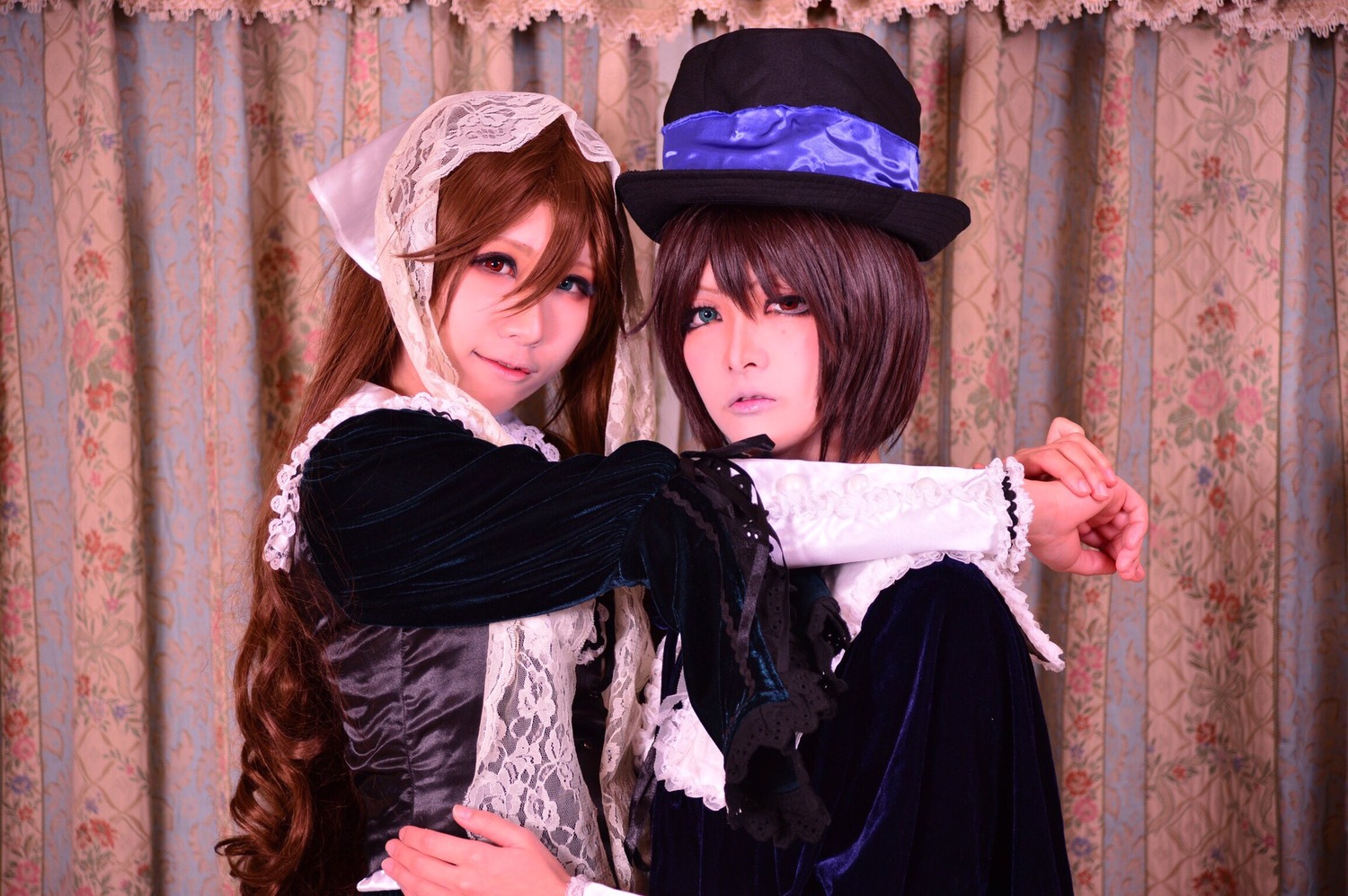 2girls blue_eyes brown_hair curtains dress hat heterochromia hug lace lips long_hair long_sleeves looking_at_viewer makeup multiple_cosplay multiple_girls siblings sisters smile souseiseki suiseiseki tagme top_hat twins