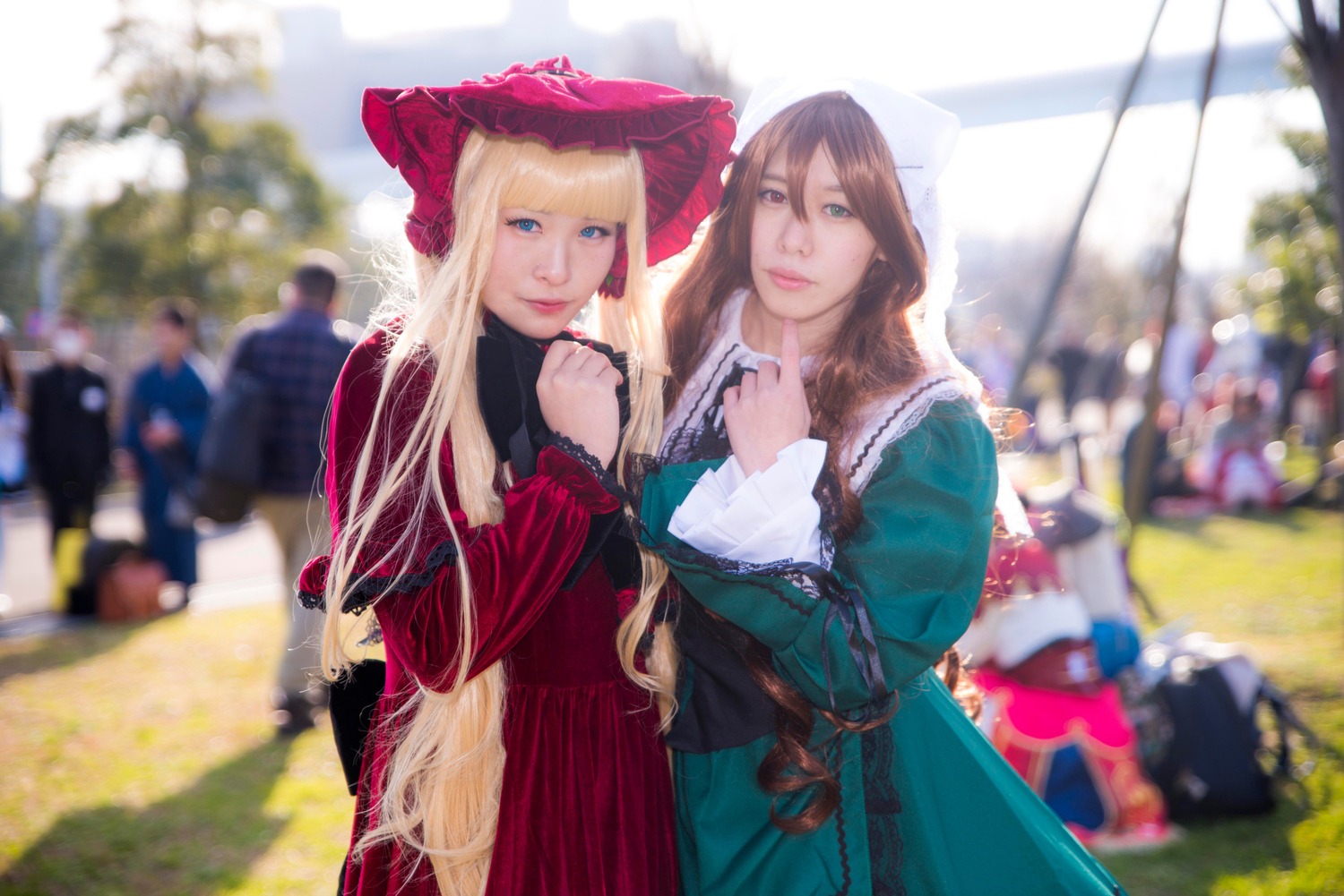 2girls blonde_hair blue_eyes blurry blurry_background blurry_foreground bonnet brown_hair depth_of_field dress flower hat long_hair looking_at_viewer multiple_cosplay multiple_girls suiseiseki tagme