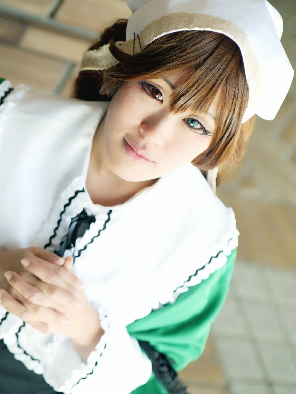 1girl 3d blue_eyes blurry blurry_background blurry_foreground brown_hair closed_mouth depth_of_field hat head_scarf heterochromia lips looking_at_viewer photo red_eyes smile solo suiseiseki