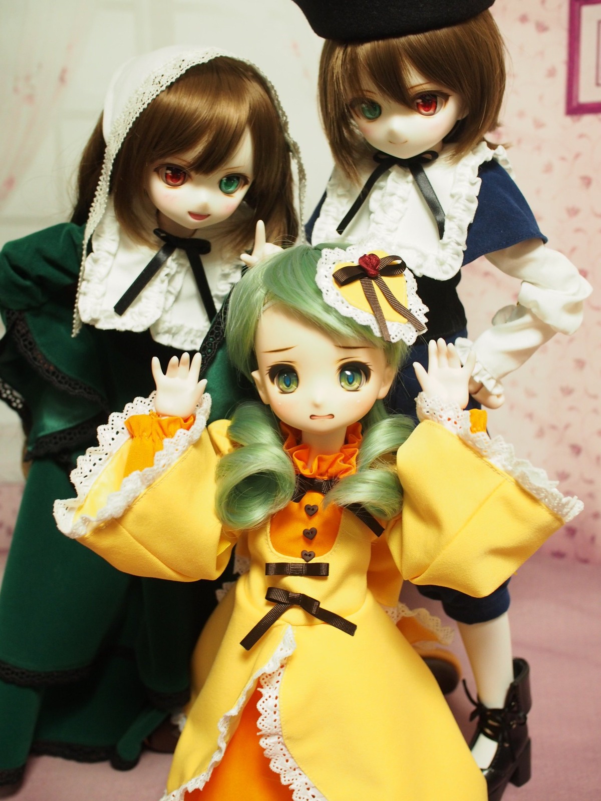 3girls brown_hair doll dress frills hat heterochromia long_hair long_sleeves looking_at_viewer multiple_dolls multiple_girls red_eyes short_hair siblings sisters souseiseki suiseiseki tagme twins