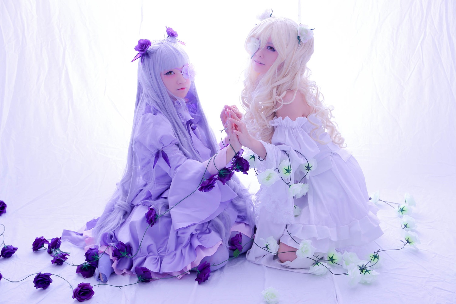 2girls 91076 animal_ears bangs blue_eyes cat_ears dress flower frills hair_flower hair_ornament holding_hands long_hair multiple_cosplay multiple_girls nail_polish rose sitting striped tagme vertical_stripes white_dress white_hair white_rose