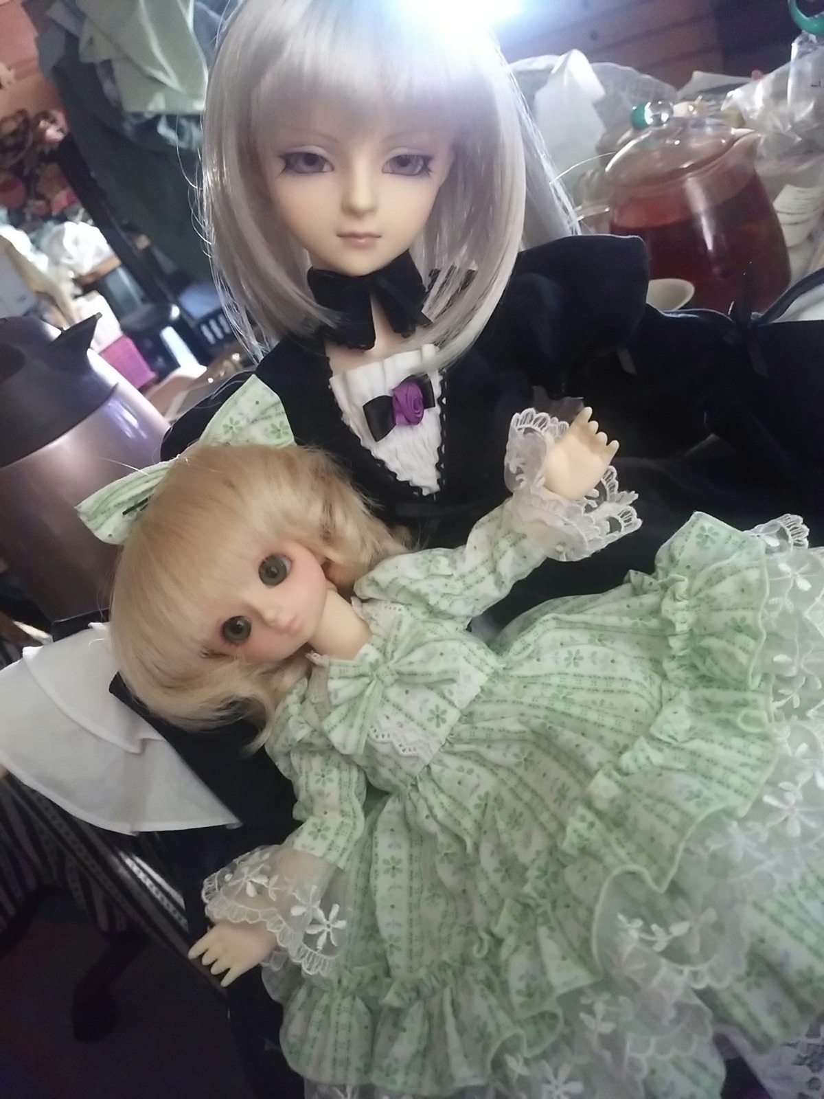 bangs blonde_hair brooch doll dress frilled_sleeves frills long_sleeves looking_at_viewer multiple_girls short_hair siblings sisters solo suigintou twins