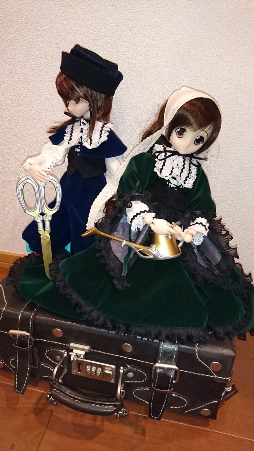 2girls brown_hair doll dress green_dress hat heterochromia long_hair long_sleeves looking_at_viewer multiple_dolls multiple_girls short_hair siblings sisters souseiseki suiseiseki tagme twins