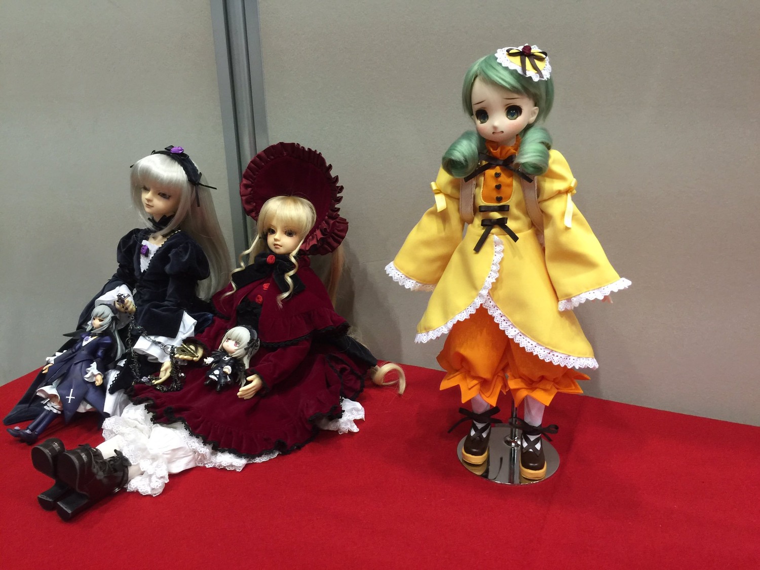 4girls blonde_hair bow doll dress drill_hair frills green_hair hat kanaria long_hair long_sleeves multiple_dolls multiple_girls shinku short_hair sitting standing tagme