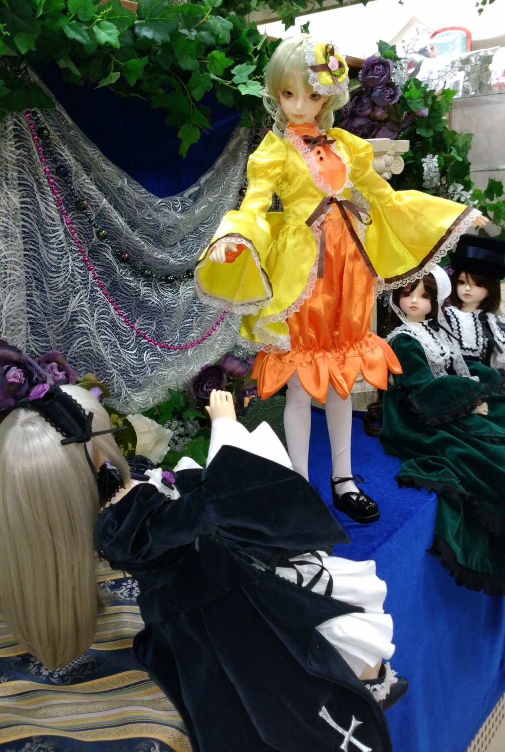 4girls black_eyes black_hair blonde_hair choker doll dress flower frills hair_flower hair_ornament japanese_clothes kimono long_hair multiple_dolls multiple_girls rose short_hair standing tagme wide_sleeves