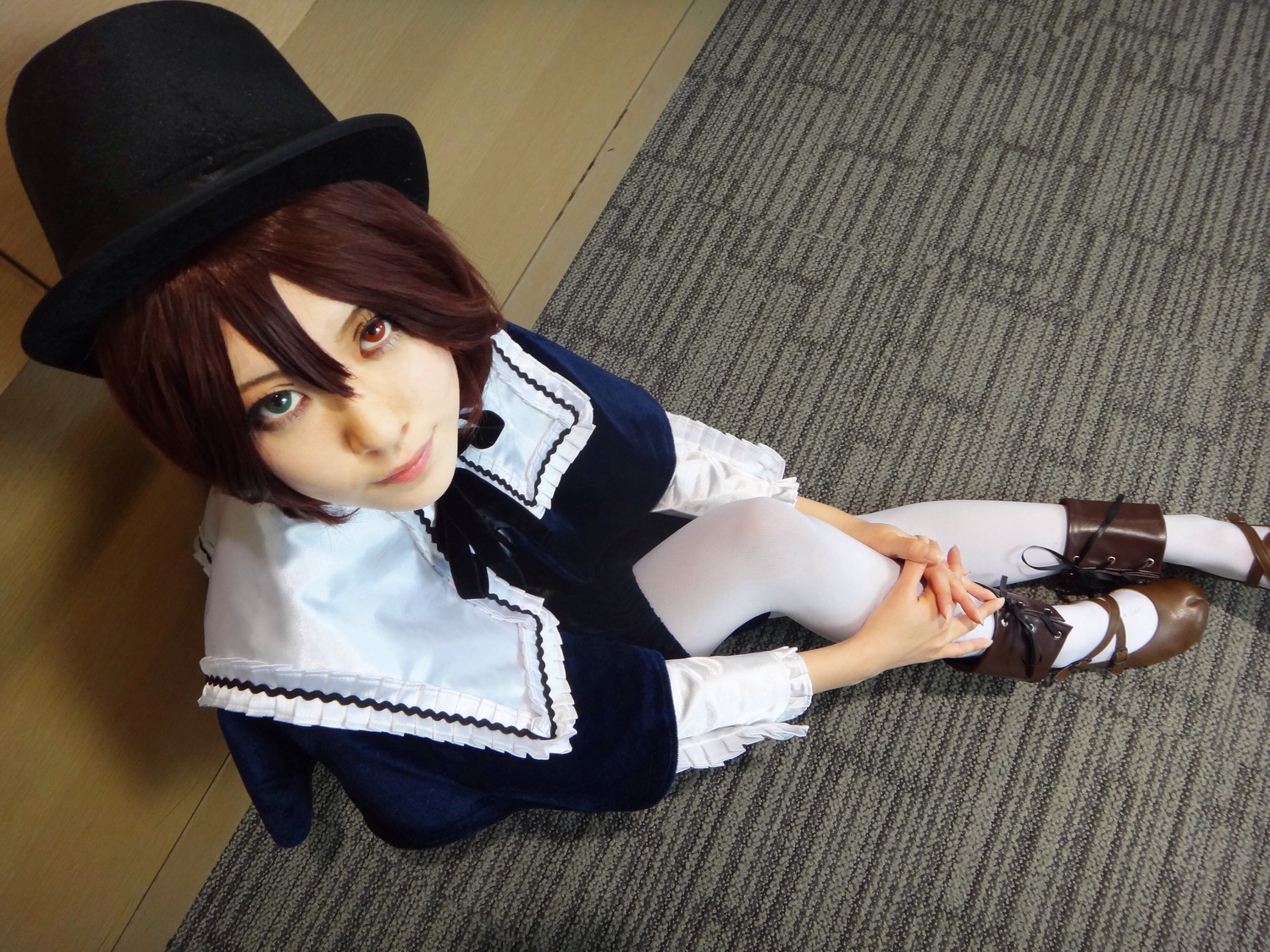 1girl 3d auto_tagged brown_hair hat heterochromia lips looking_at_viewer pantyhose red_eyes short_hair sitting smile solo souseiseki top_hat white_legwear