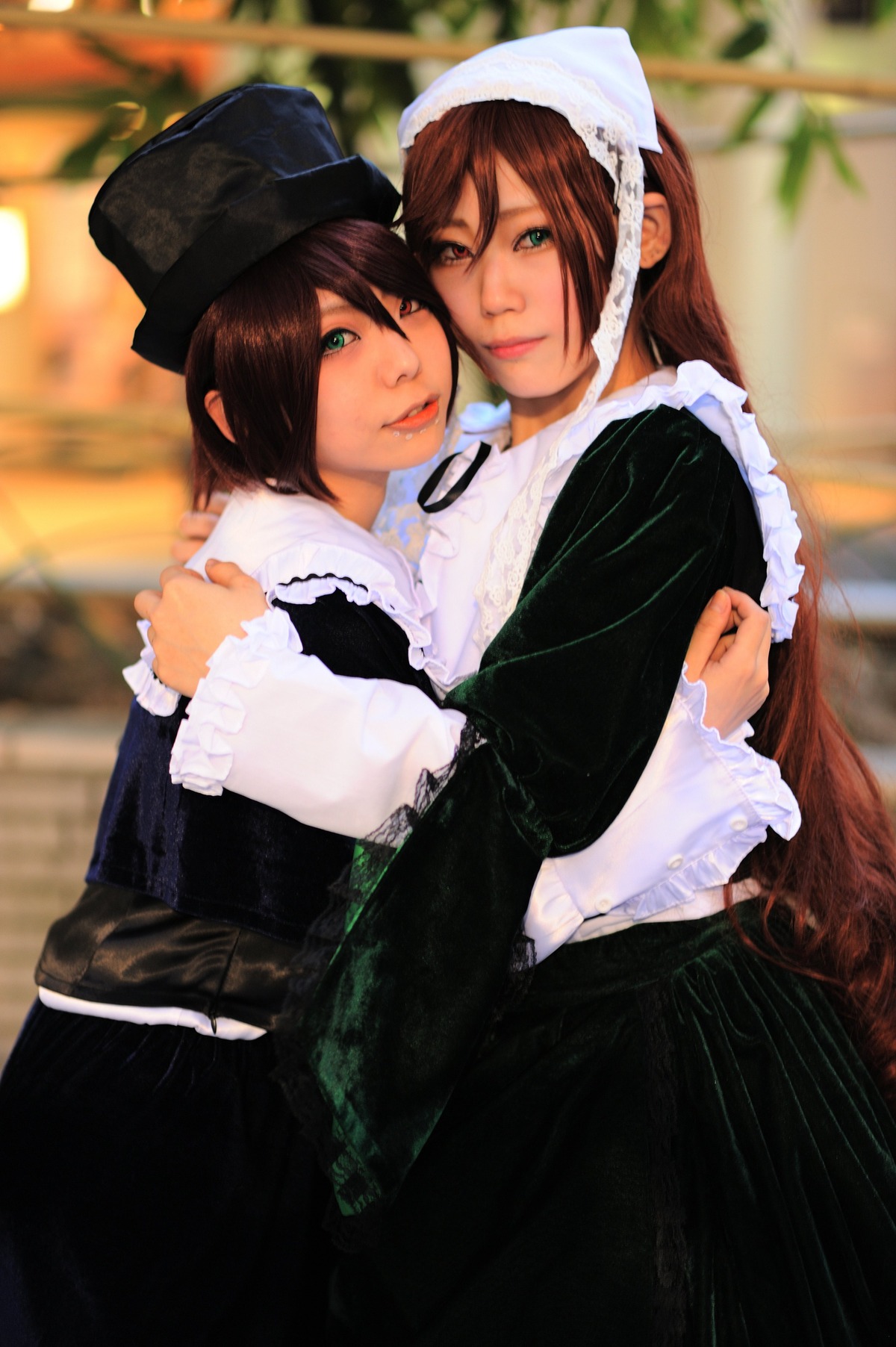 2girls blurry blurry_background brown_hair depth_of_field dress green_eyes hat hug lips long_hair maid multiple_cosplay multiple_girls short_hair suiseiseki tagme yuri