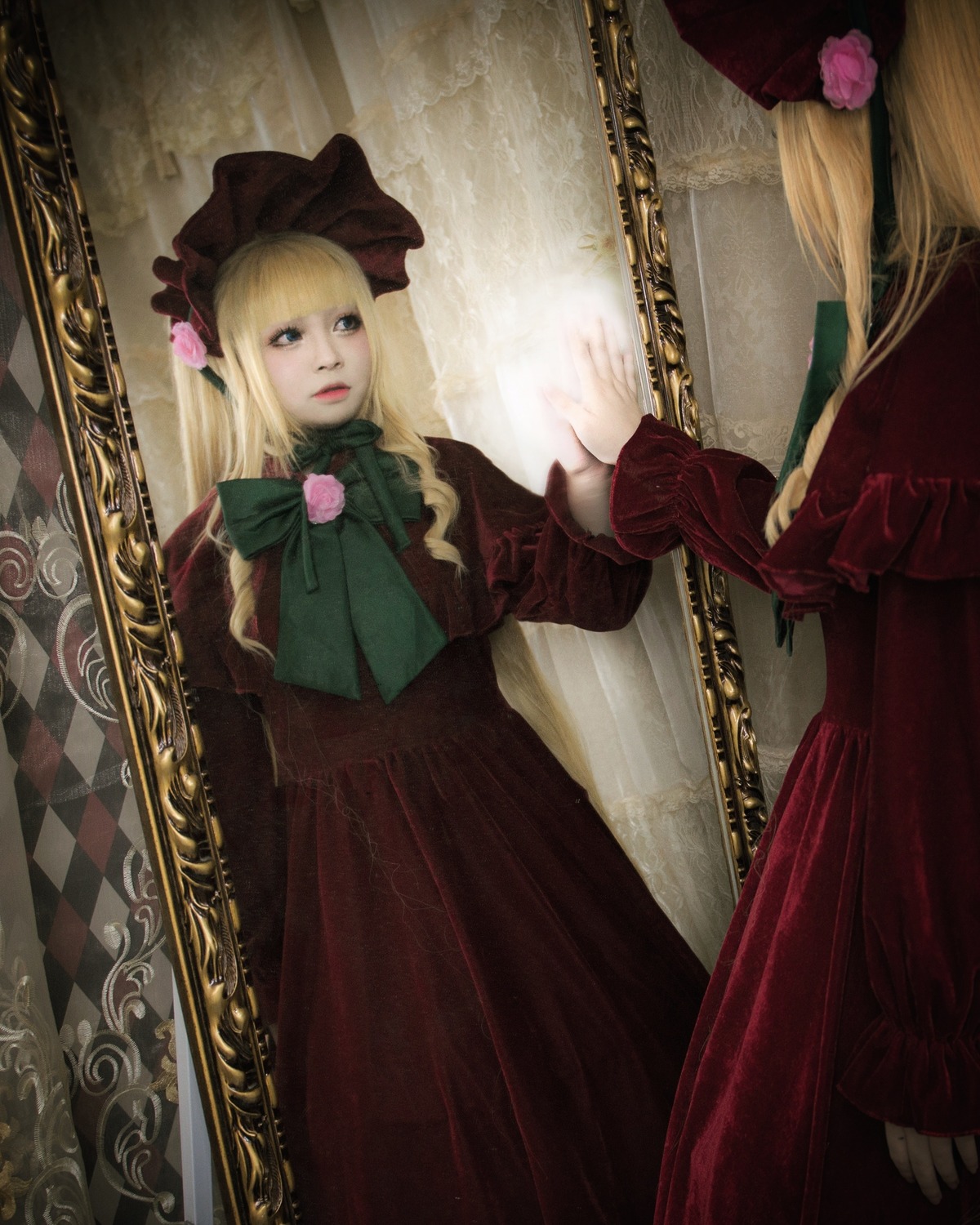 1girl blonde_hair blue_eyes bonnet bow checkered checkered_floor curtains dress flower hat lips long_hair long_sleeves mirror pink_flower pink_rose red_dress reflection rose shinku solo