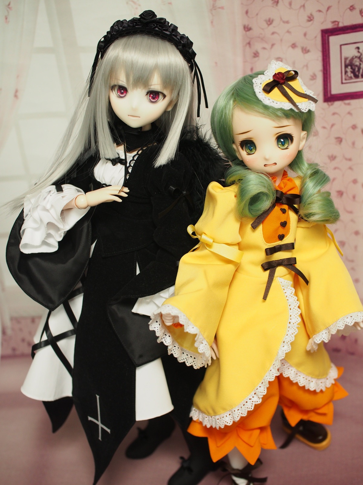 2girls doll dress frills green_eyes green_hair hairband kanaria long_hair long_sleeves looking_at_viewer multiple_dolls multiple_girls pink_eyes red_eyes siblings standing suigintou tagme wide_sleeves