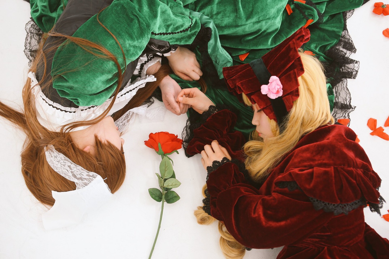 2girls blonde_hair bonnet brown_hair closed_eyes dress flower frills long_hair long_sleeves multiple_cosplay multiple_girls profile rose shinku siblings sisters suiseiseki tagme twins