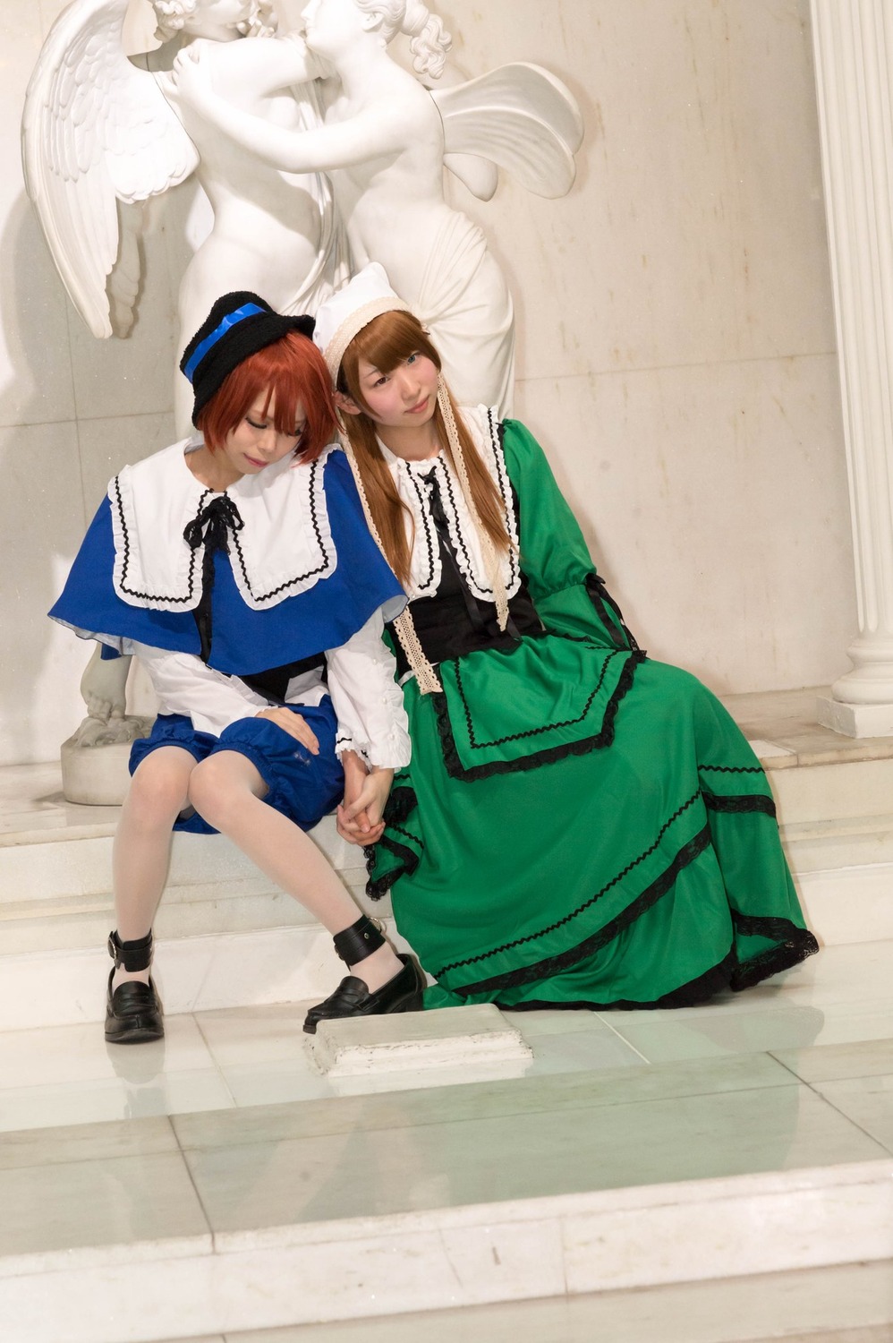 2girls brown_hair closed_eyes dress hat long_hair long_sleeves multiple_cosplay multiple_girls short_hair siblings sisters sitting souseiseki tagme twins