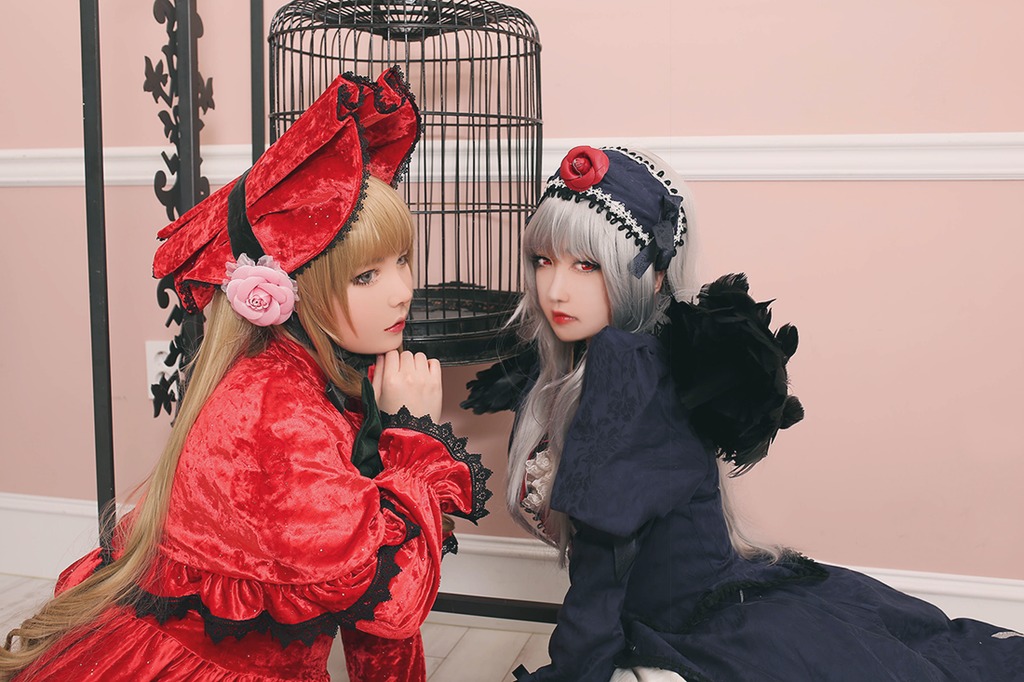 2girls blonde_hair blue_eyes bonnet dress flower hat lips long_hair looking_at_viewer multiple_cosplay multiple_girls red_dress red_eyes shinku silver_hair tagme