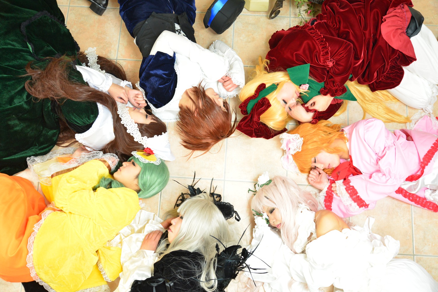 4girls blonde_hair brown_hair closed_eyes crown dress flower frills hair_ornament long_hair multiple_boys multiple_cosplay multiple_girls on_side rose short_hair sleeping tagme