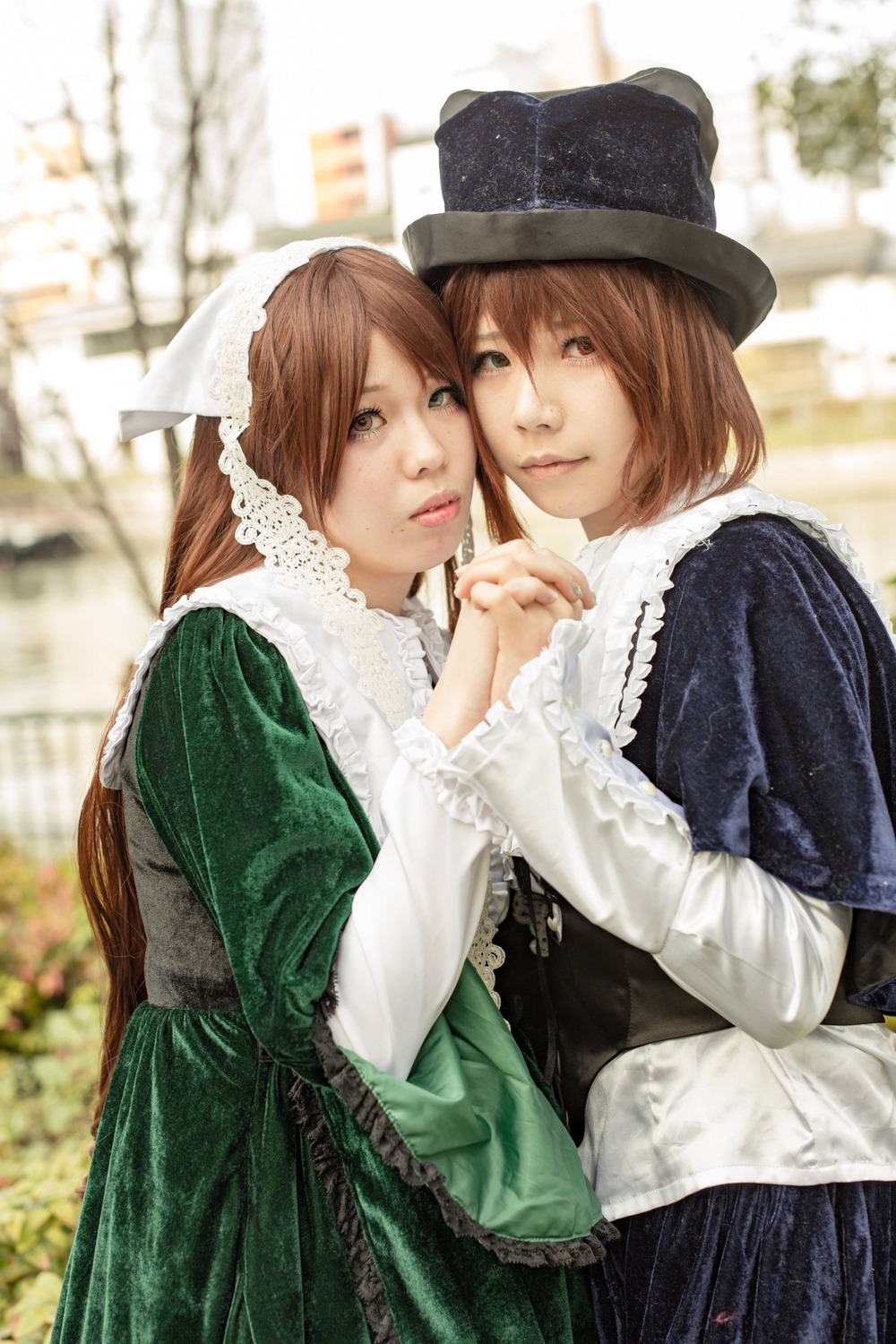 2girls 3d blurry blurry_background brown_eyes brown_hair depth_of_field dress hat lips long_hair long_sleeves looking_at_viewer multiple_cosplay multiple_girls sisters suiseiseki tagme
