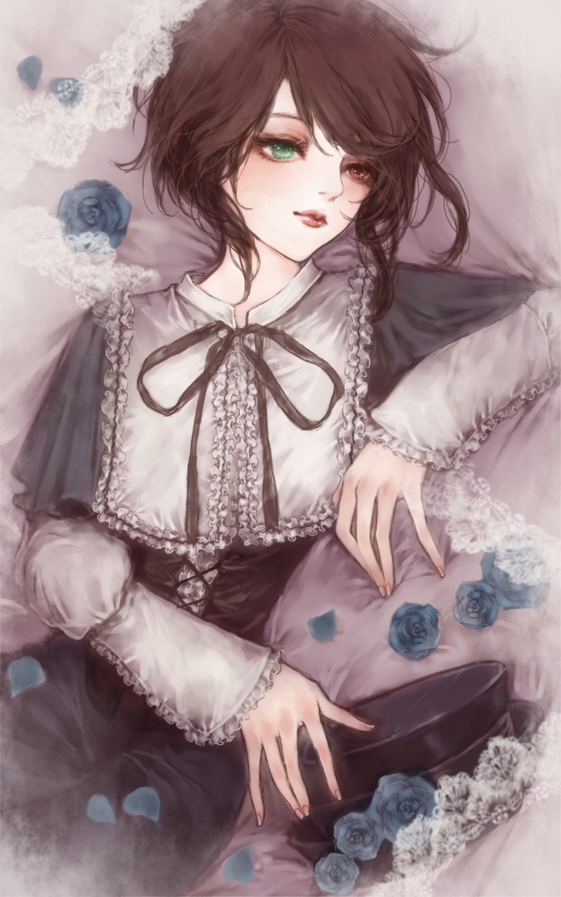 1girl androgynous bad_id bad_pixiv_id blue_flower blue_rose bow brown_hair flower frills green_eyes hat heterochromia highres image lips lolita_fashion lying on_back petals purple_rose red_eyes ribbon rose rose_petals rozen_maiden short_hair solo souseiseki yukishiro_(hitsuji)