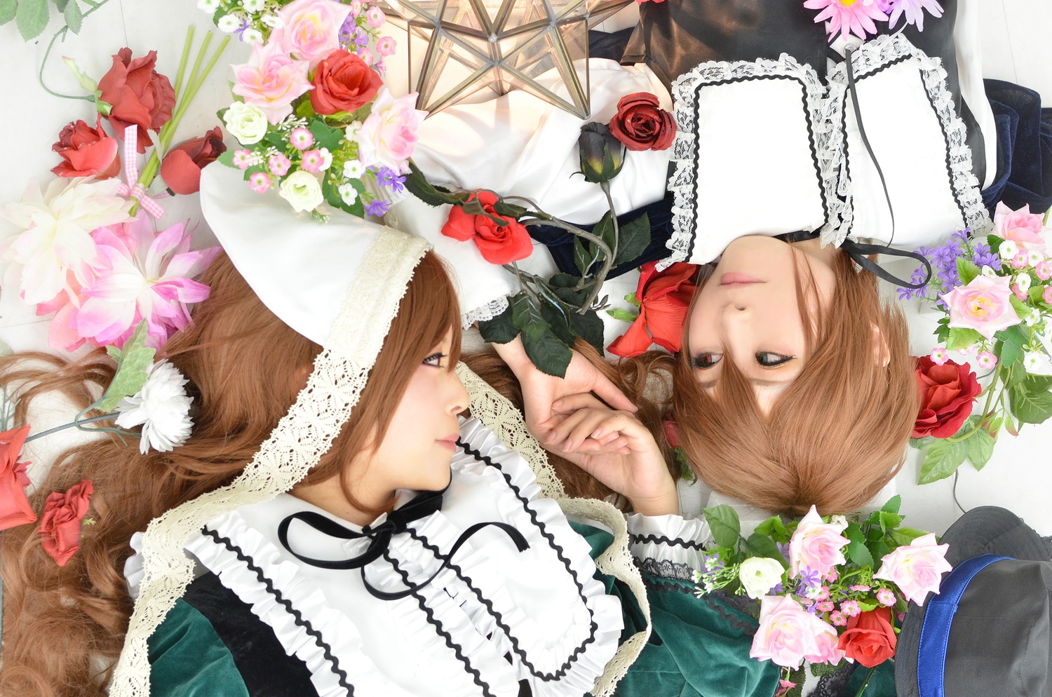 2boys brown_hair dress flower hat holding_hands long_hair multiple_boys multiple_cosplay multiple_girls pink_flower pink_rose red_flower red_rose ribbon rose siblings souseiseki suiseiseki tagme twins