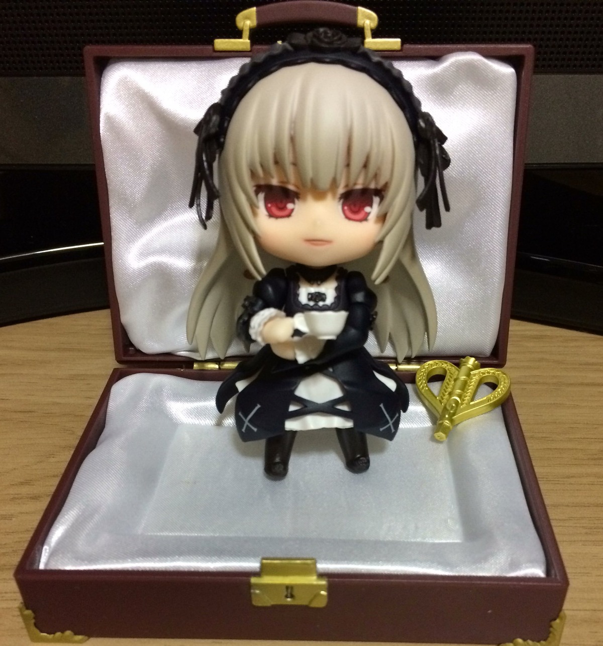 1girl black_dress blonde_hair chibi doll dress hairband long_hair red_eyes solo suigintou wings