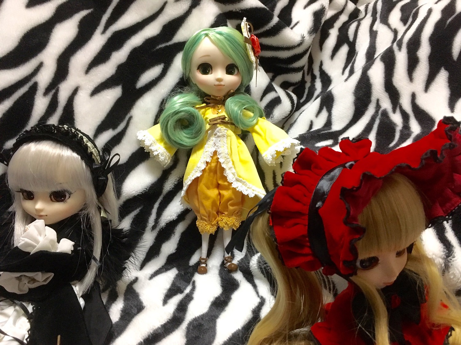 3girls blonde_hair bonnet doll dress frills green_hair kanaria long_hair long_sleeves looking_at_viewer multiple_dolls multiple_girls rose shinku standing suigintou tagme twintails very_long_hair wings