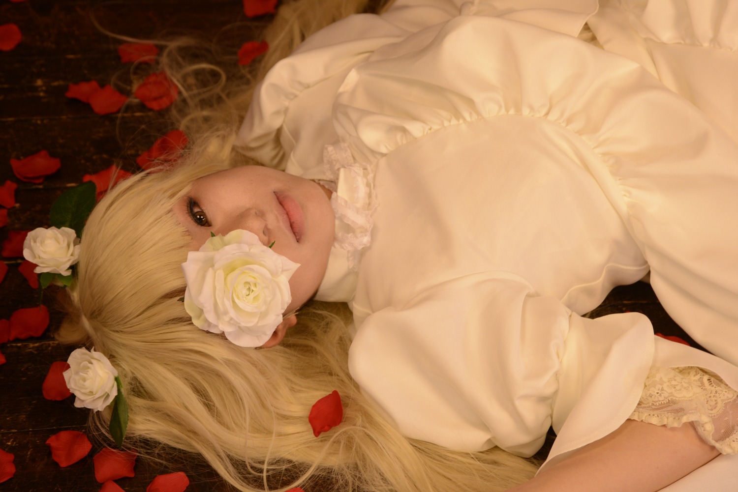 1girl bangs blonde_hair brown_eyes dress flower kirakishou lips long_hair petals puffy_sleeves rose rose_petals solo upper_body white_dress white_flower white_rose