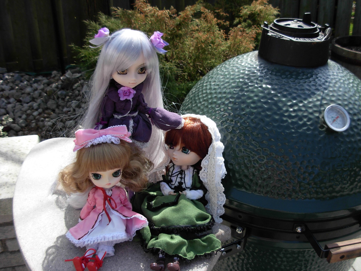 3girls blonde_hair blue_eyes bow doll dress frills hat long_hair multiple_dolls multiple_girls pink_bow silver_hair tagme