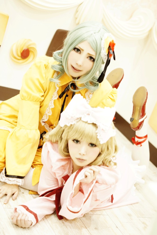2girls blonde_hair dress lying multiple_cosplay multiple_girls short_hair sisters smile tagme yellow_dress