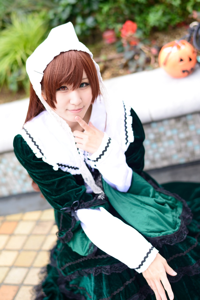 1girl 3d blue_eyes blurry blurry_background blurry_foreground brown_hair depth_of_field dress fence green_dress hat long_sleeves looking_at_viewer photo sitting smile solo suiseiseki