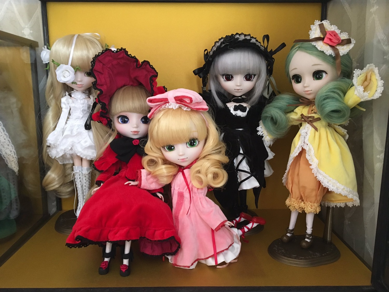 5girls 6+girls blonde_hair blue_eyes bow doll dress drill_hair flower frills hair_ornament hat hina_ichigo kanaria long_hair long_sleeves looking_at_viewer multiple_dolls multiple_girls pink_bow rose shinku short_hair silver_hair sitting tagme twintails