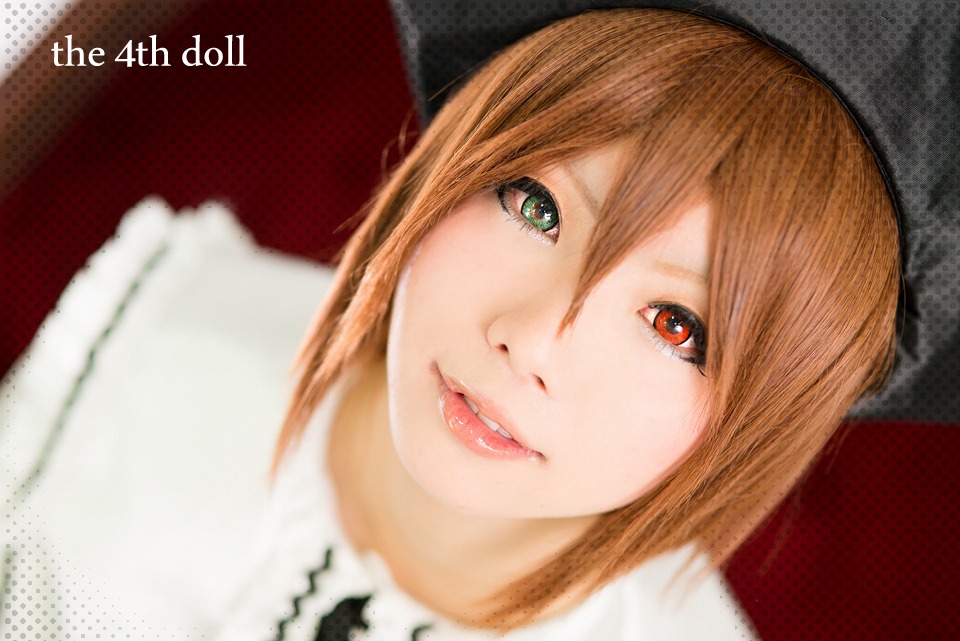 1girl blonde_hair blurry depth_of_field face green_eyes hair_between_eyes lips looking_at_viewer polka_dot polka_dot_background red_background short_hair solo souseiseki