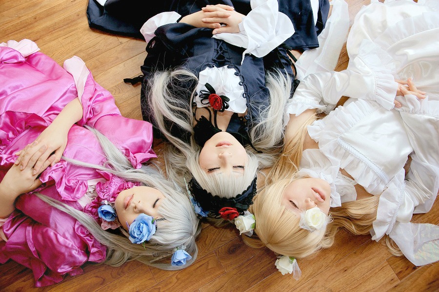 3girls blonde_hair bow closed_eyes dress eyepatch flower hair_ornament lips long_hair multiple_cosplay multiple_girls siblings sisters sleeping tagme twins