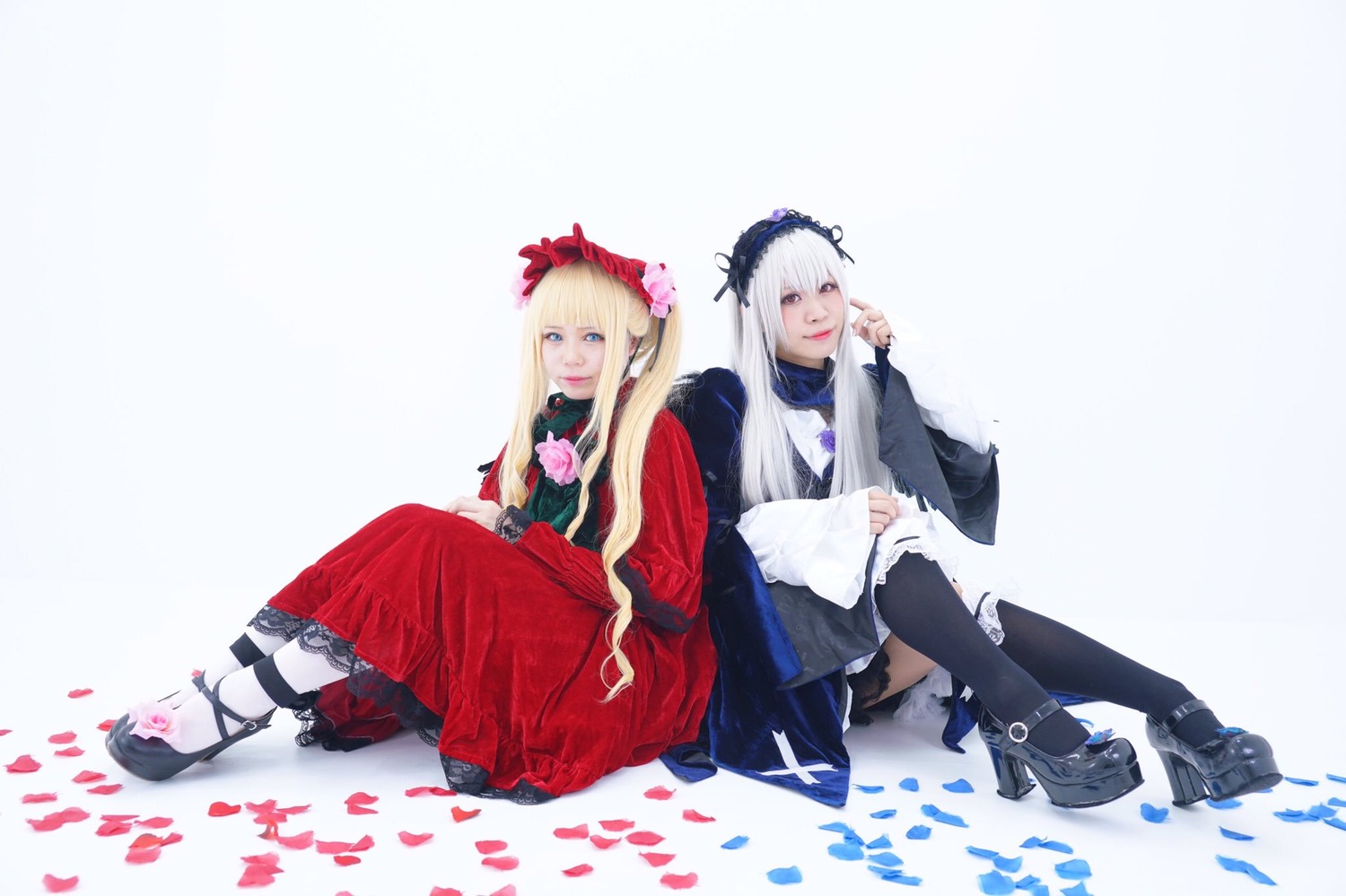 2girls black_footwear black_legwear blonde_hair blue_eyes dress flower long_hair long_sleeves multiple_cosplay multiple_girls petals shoes sitting tagme