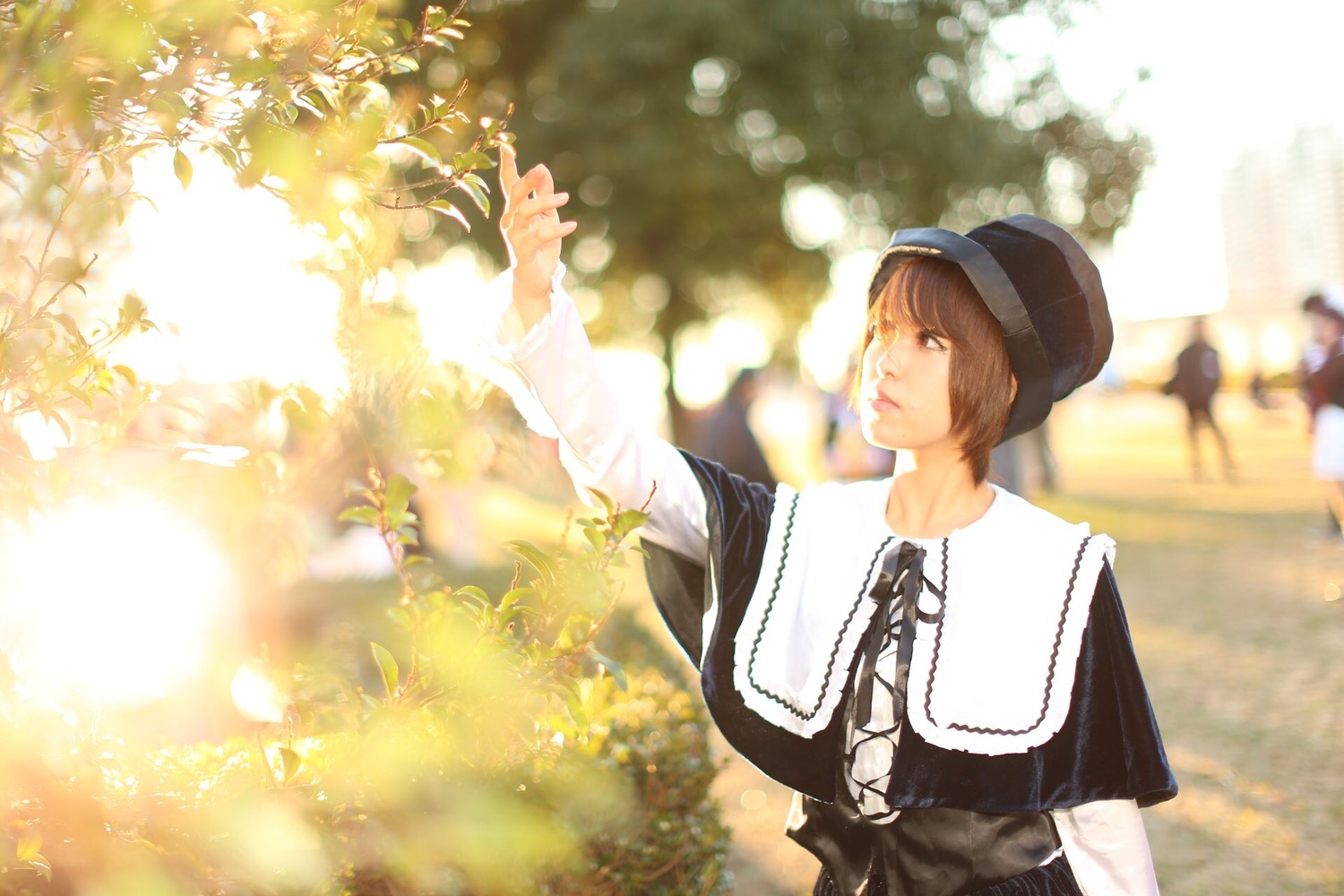 1girl blurry brown_eyes brown_hair crowd hat shirt short_hair solo souseiseki upper_body