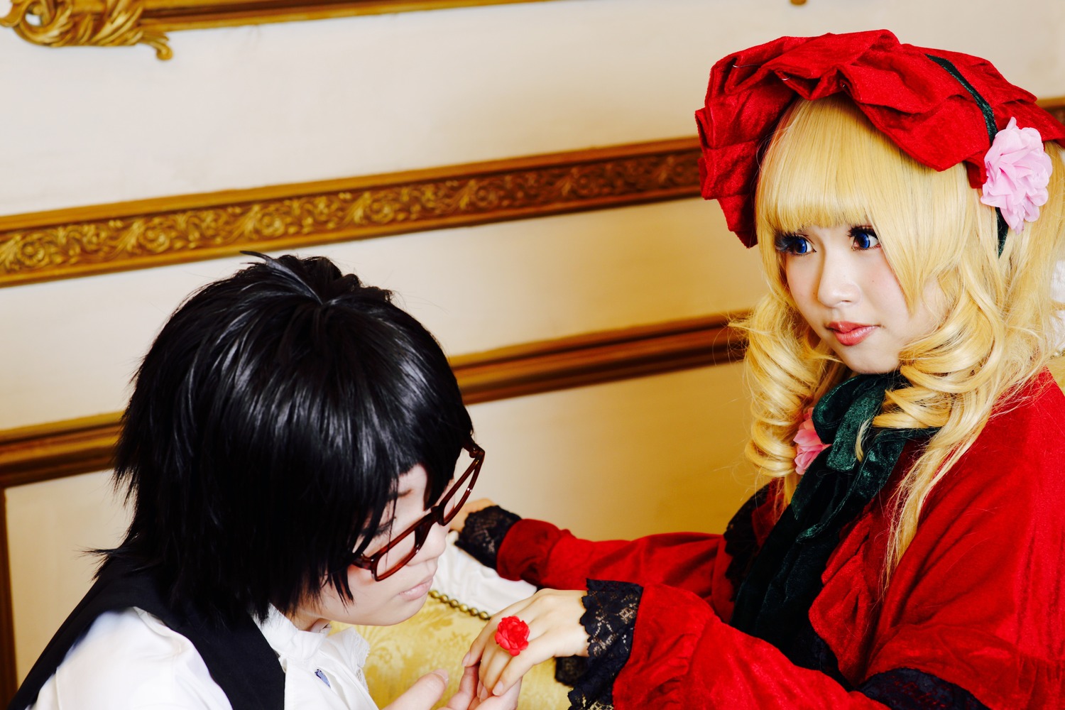 1boy 1girl 91076 black_hair blonde_hair blood blue_eyes bonnet dress drill_hair flower hat lips multiple_cosplay shinku tagme