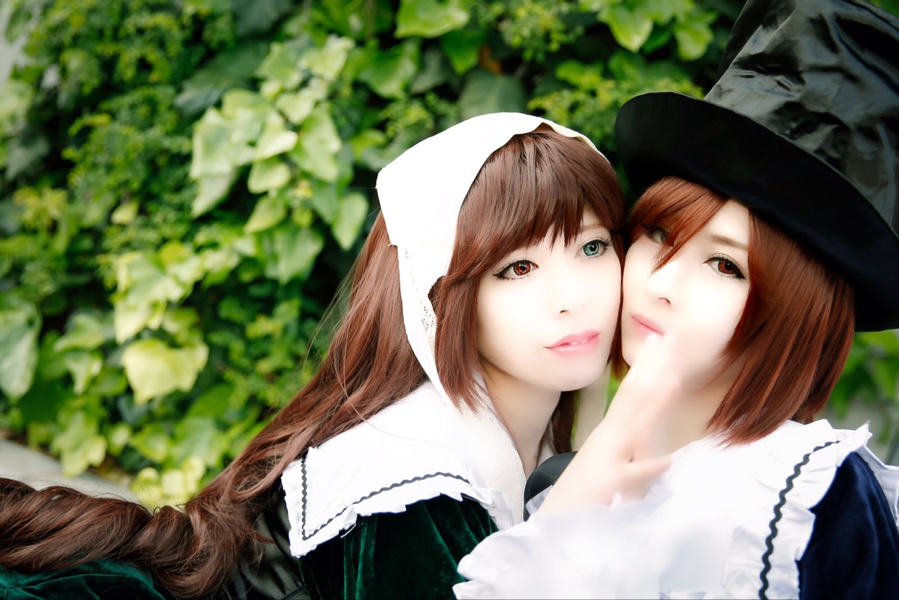 2girls blurry brown_hair closed_mouth depth_of_field hat head_scarf heterochromia lips long_hair looking_at_viewer multiple_cosplay multiple_girls red_eyes siblings sisters souseiseki suiseiseki tagme twins