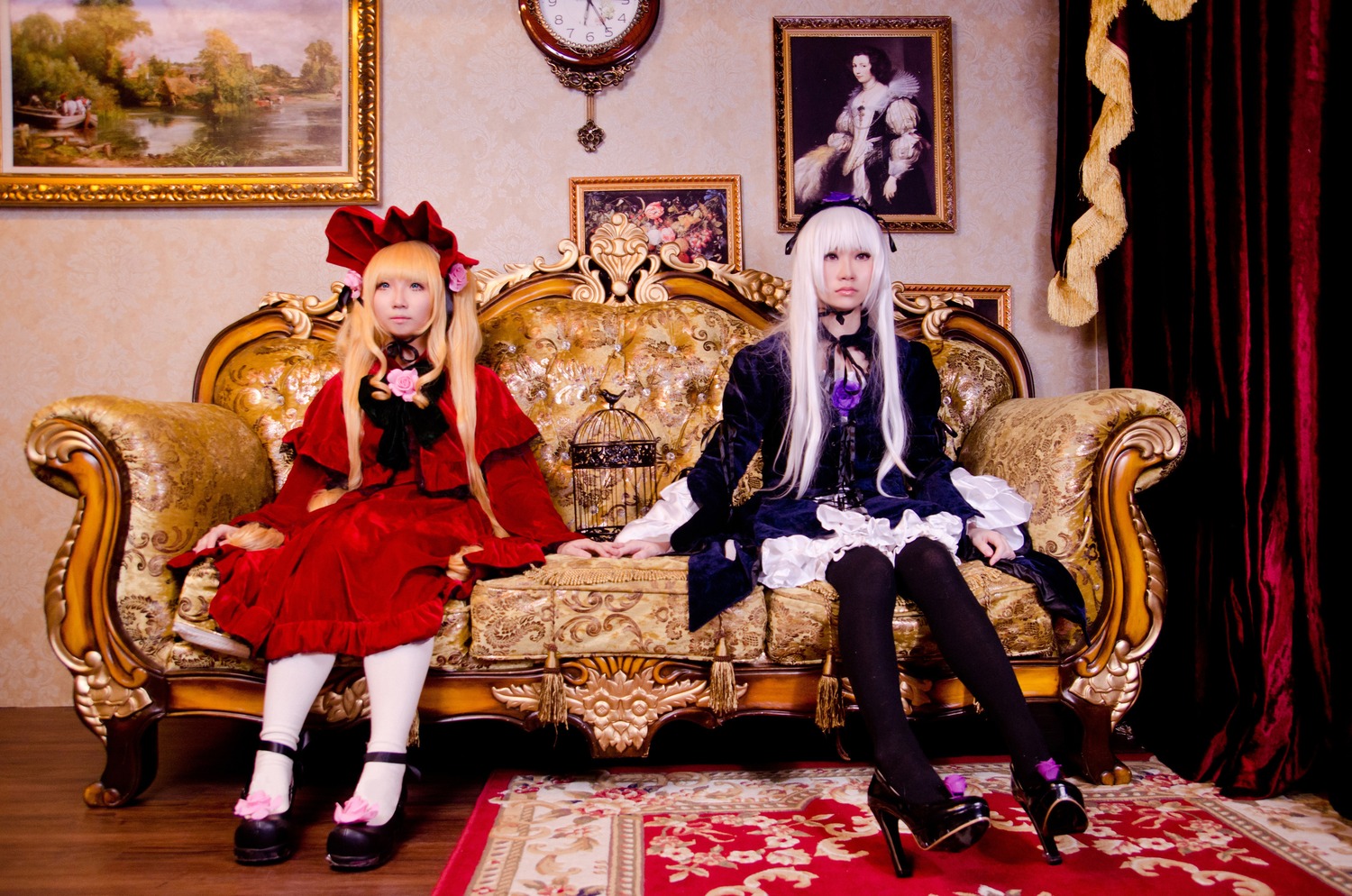 2girls black_legwear blonde_hair bow couch dress long_hair multiple_cosplay multiple_girls pantyhose shoes silver_hair sitting tagme