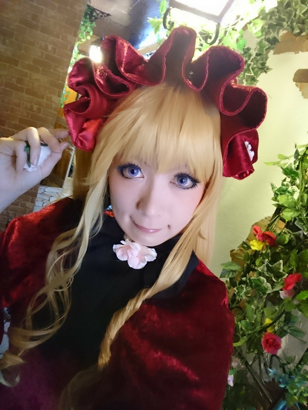 1girl bangs blonde_hair blue_eyes bow flower lips long_hair looking_at_viewer red_flower red_rose rose shinku smile solo upper_body