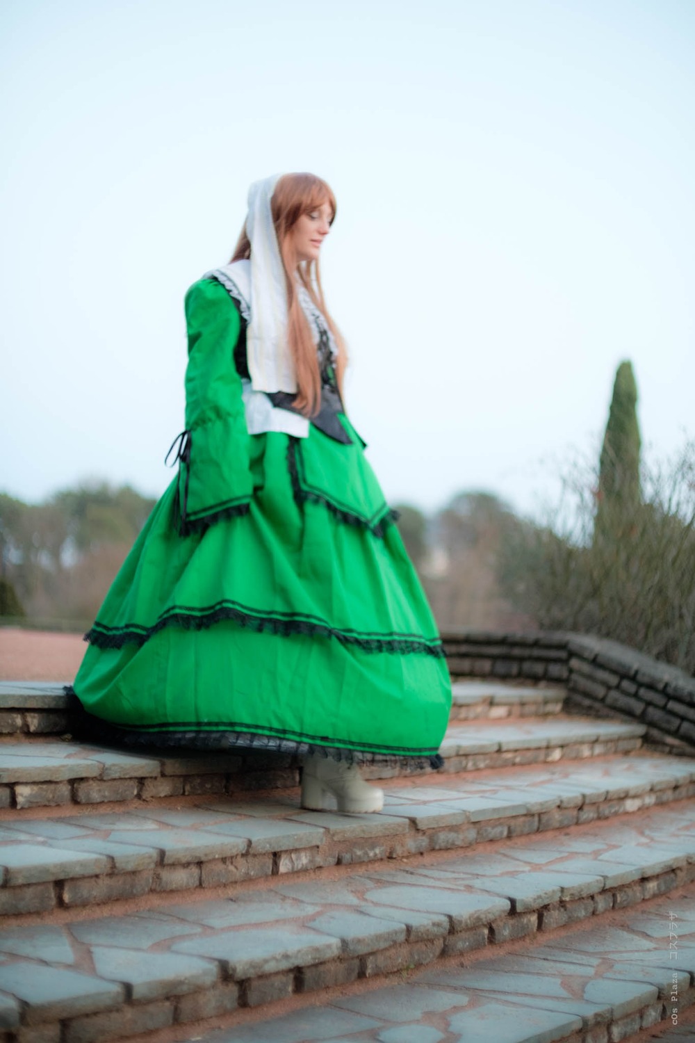 1boy 1girl blurry brown_hair building day depth_of_field dress green_dress long_hair outdoors solo suiseiseki