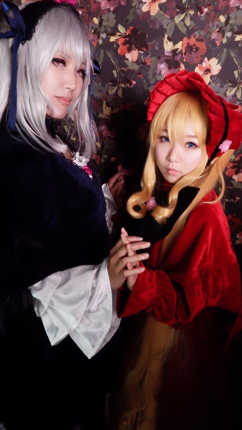 2girls blonde_hair blue_eyes bonnet flower hairband holding_hands lips long_hair multiple_cosplay multiple_girls red_eyes shinku silver_hair smile suigintou tagme