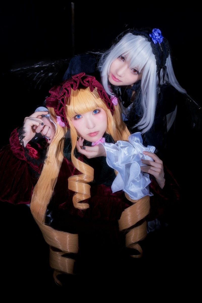 2girls black_background blonde_hair blue_eyes bonnet dress drill_hair flower lips long_hair looking_at_viewer multiple_cosplay multiple_girls nail_polish red_eyes rose shinku silver_hair simple_background smile tagme twin_drills