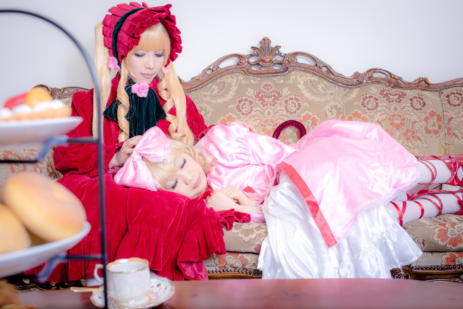 2girls 91076 blonde_hair blue_eyes blurry bonnet bow closed_eyes cup depth_of_field dress flower frills mirror multiple_cosplay multiple_girls sitting tagme