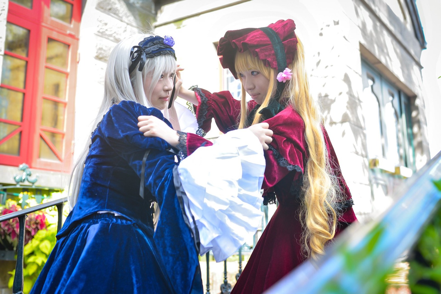 2girls blonde_hair blue_eyes blurry depth_of_field dress hairband long_hair long_sleeves multiple_cosplay multiple_girls photo shinku sisters tagme very_long_hair