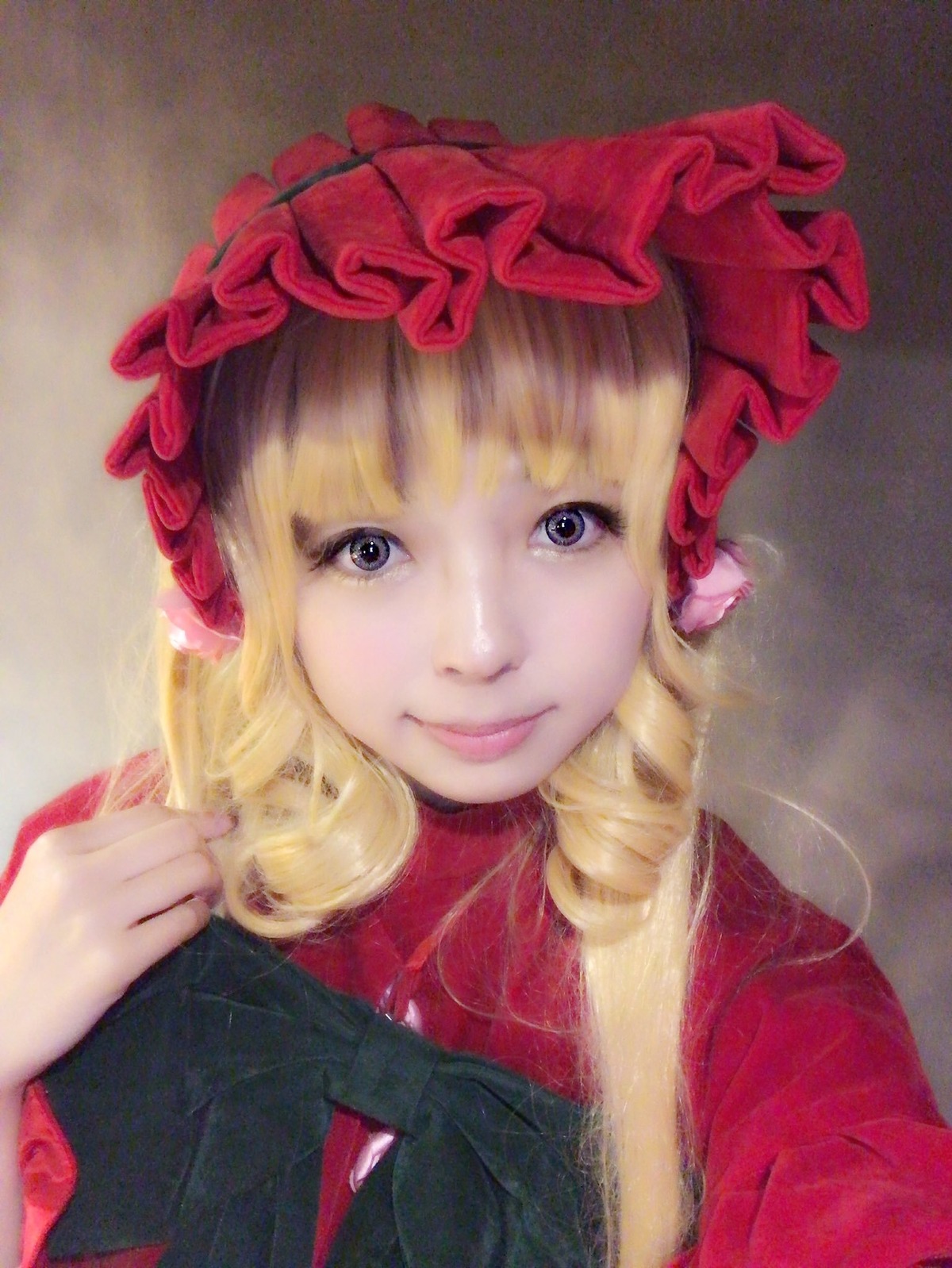 1girl bangs blonde_hair blue_eyes bow closed_mouth dress drill_hair hat lips long_hair looking_at_viewer shinku smile solo traditional_media upper_body