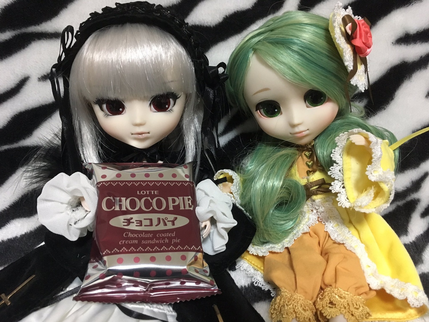 2girls doll drill_hair frills green_eyes green_hair hair_ornament kanaria long_hair looking_at_viewer multiple_dolls multiple_girls red_eyes suigintou tagme upper_body