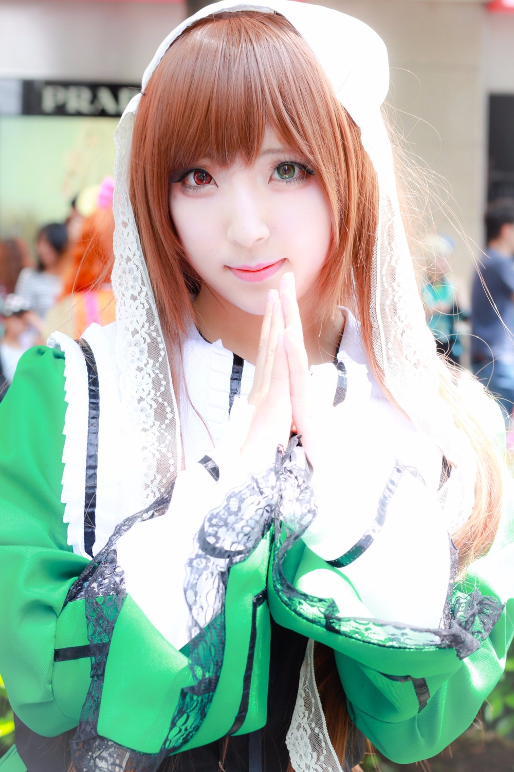 1girl 3d bangs blurry blurry_background blurry_foreground depth_of_field green_eyes hood lips looking_at_viewer photo smile solo suiseiseki upper_body