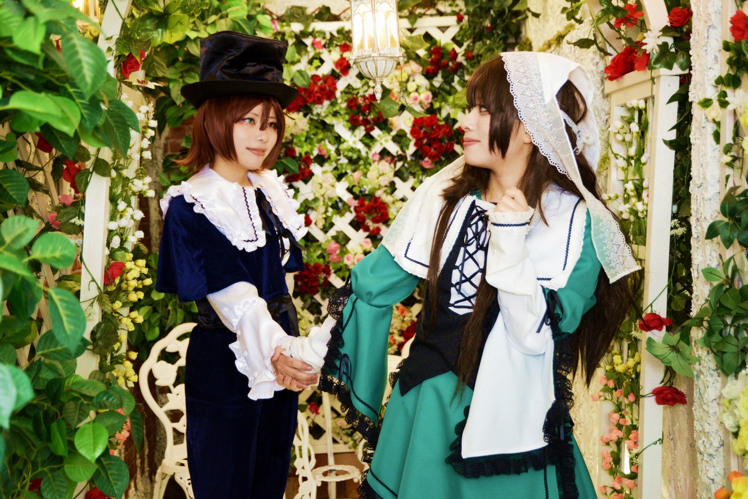 2girls 91076 brown_hair dress flower hat lace long_hair multiple_cosplay multiple_girls red_flower red_rose rose short_hair suiseiseki tagme