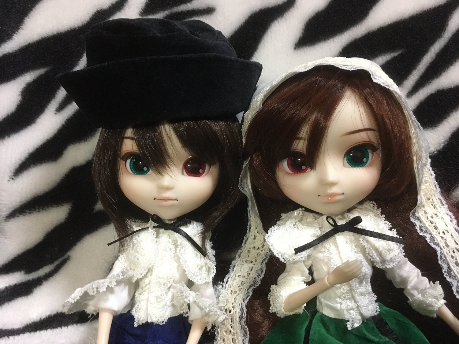 2girls brown_hair doll dress green_eyes hat heterochromia lace looking_at_viewer multiple_dolls multiple_girls red_eyes short_hair siblings sisters souseiseki suiseiseki tagme top_hat twins