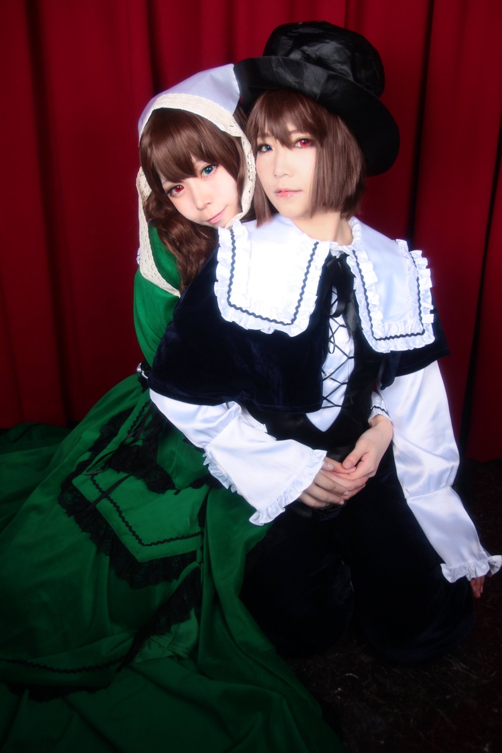 2girls blue_eyes brown_hair dress green_dress hat heterochromia lips long_sleeves looking_at_viewer multiple_cosplay multiple_girls red_eyes short_hair siblings sisters souseiseki suiseiseki tagme twins