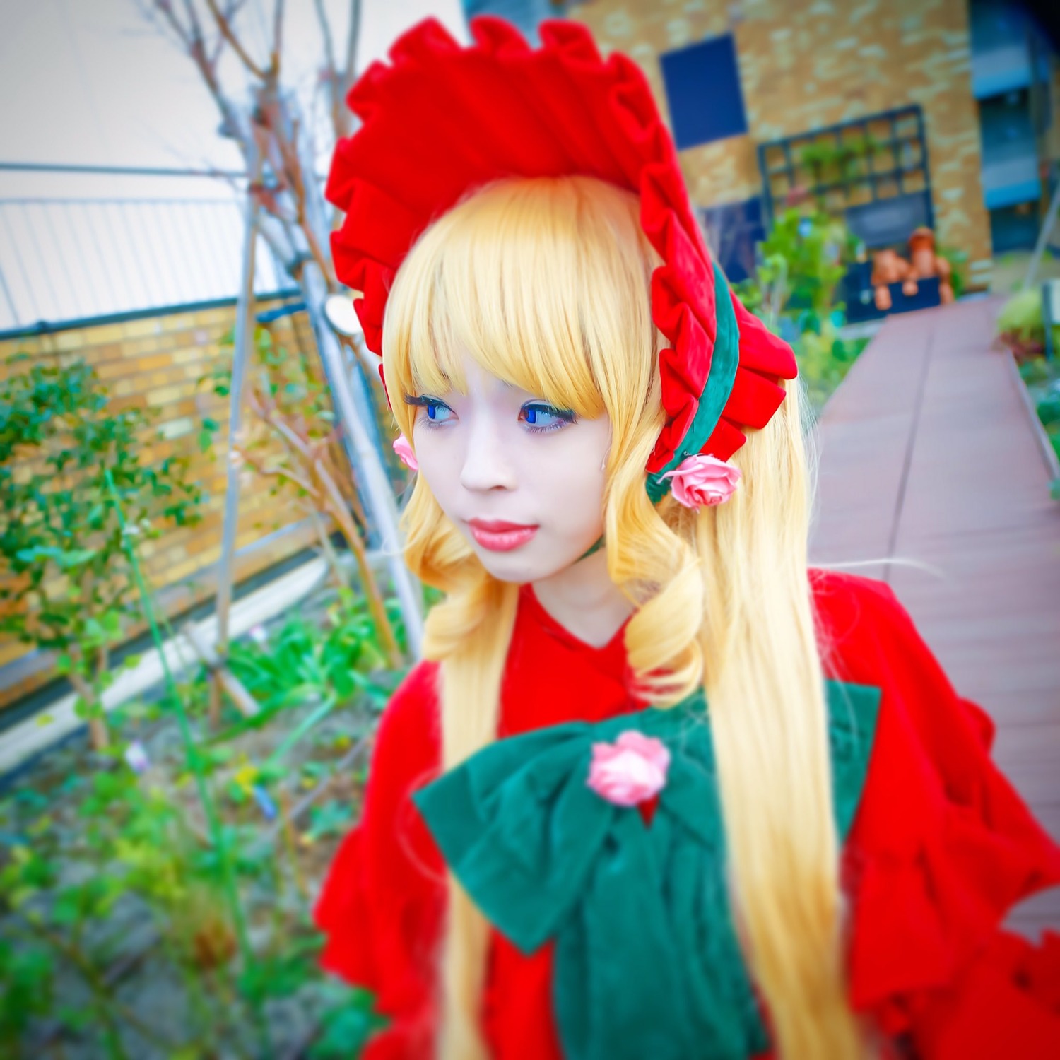 1girl 3d blonde_hair blue_eyes blurry blurry_background blurry_foreground bonnet depth_of_field figure flower lips long_hair motion_blur photo photo_background shinku solo umbrella upper_body watermark web_address