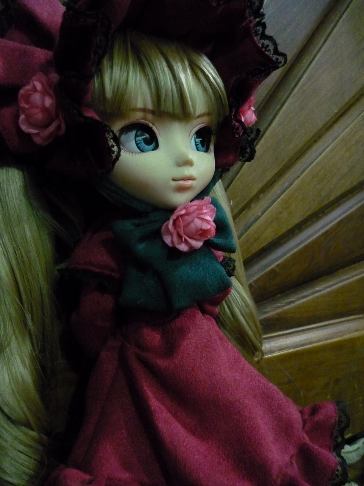 1girl auto_tagged bangs blonde_hair blue_eyes bonnet bow doll dress flower long_hair looking_at_viewer pink_flower pink_rose red_dress rose shinku solo